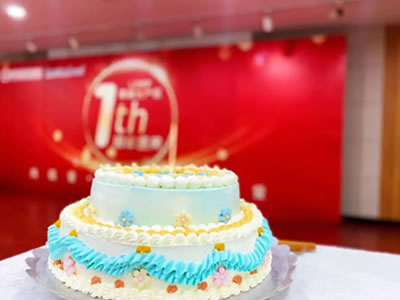 臥龍婦幼家化產(chǎn)區(qū)一周歲了，一起說聲：“生日快樂”！