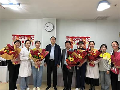 鮮花送天使，情暖護(hù)士節(jié)——臥龍區(qū)婦幼保健院領(lǐng)導(dǎo)親切慰問一線護(hù)理人員