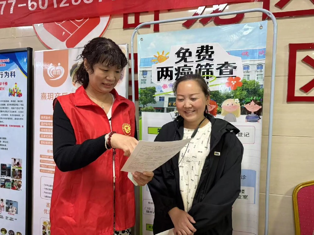 黨旗飄揚護(hù)健康 志愿服務(wù)暖人心
